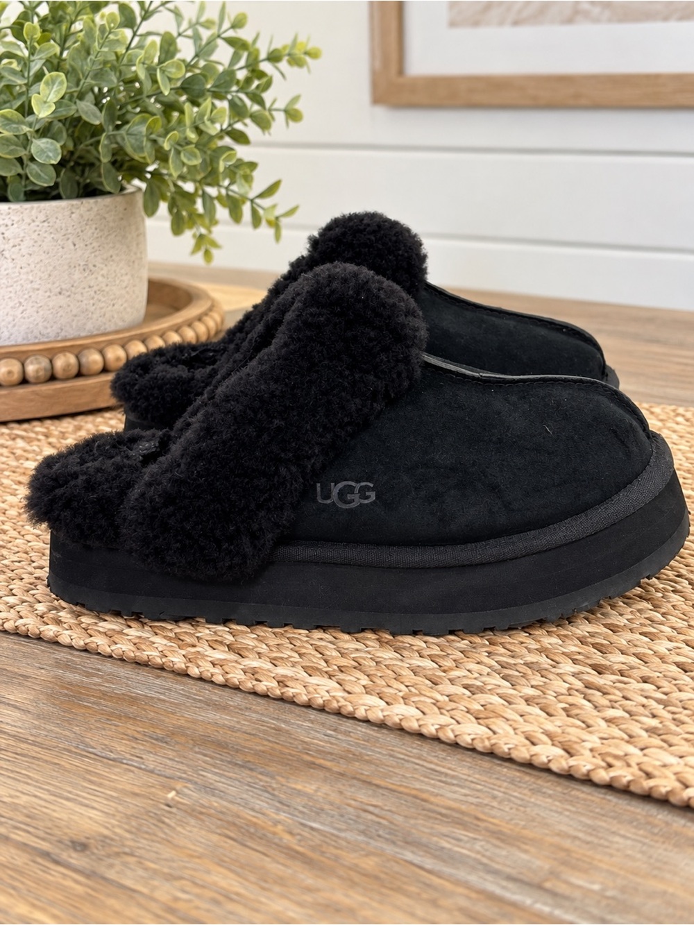 UGG Disquette Women’s Black Suede Shearling Platform Slippers Size 8